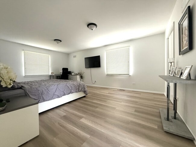 Building Photo - 715 Merlin Dr