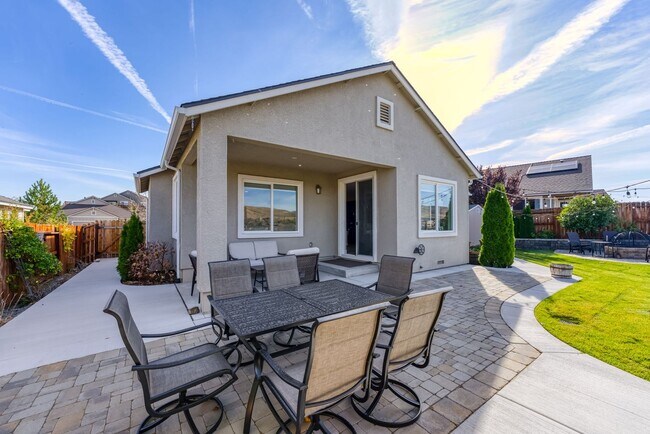 Building Photo - FULLY FURNISHED home available now.