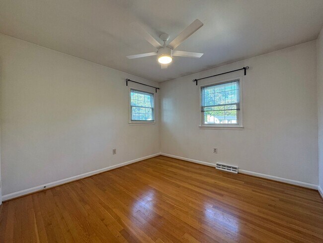 Building Photo - Spacious 4 Bed 2/2 Bath Home with Park-Lik...