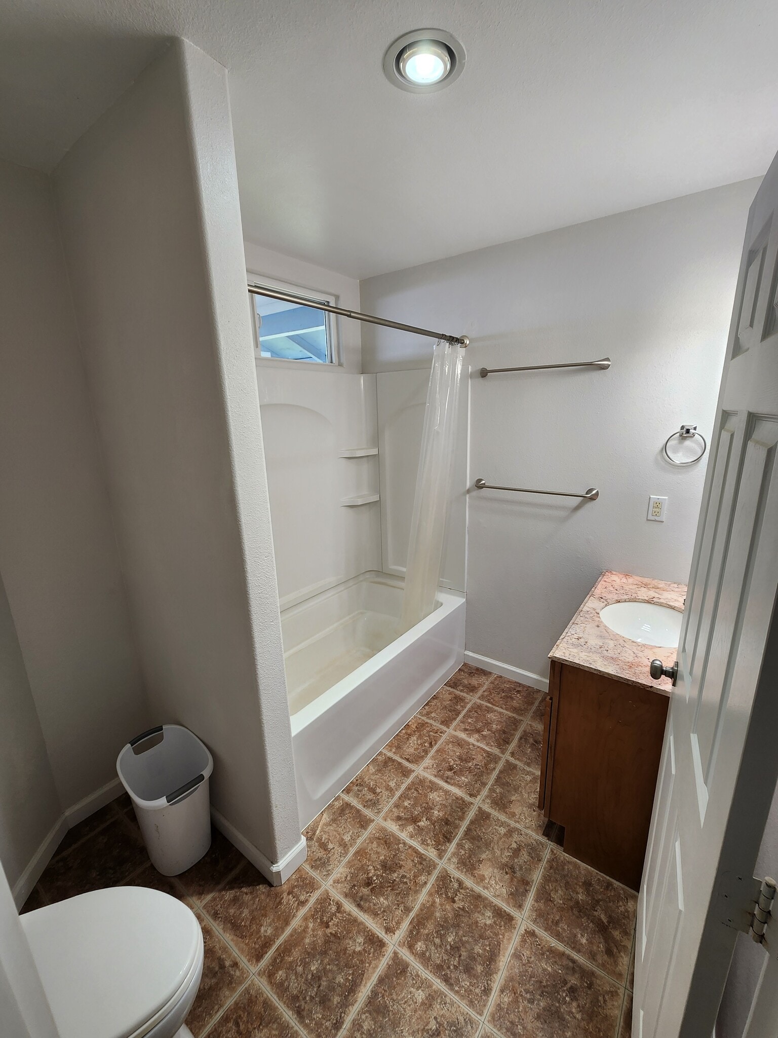 Primary Bathroom w/ Tub - 1464 Pulehuiki Rd