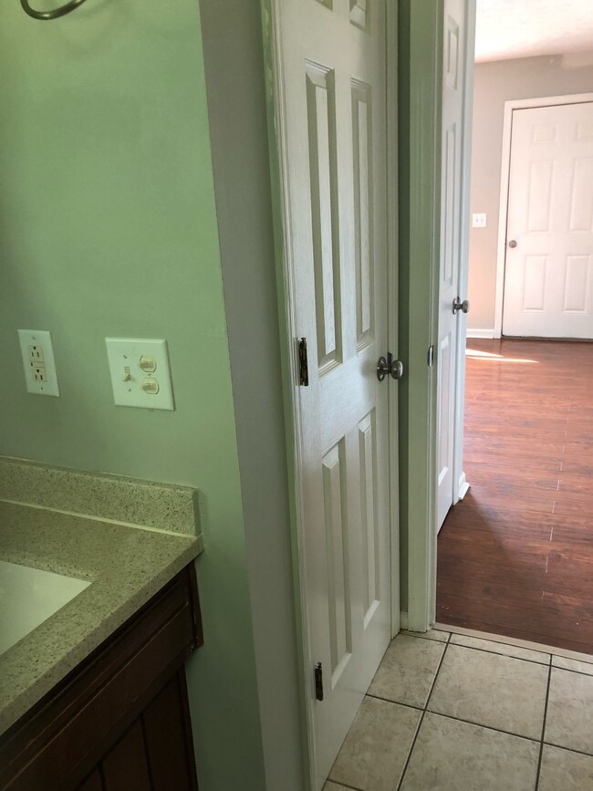 Building Photo - 1050 Scarlett Ln