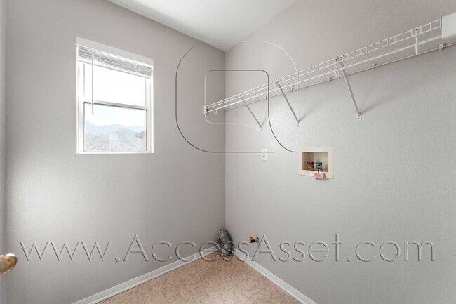 Building Photo - Large 4 Bed/3 Bath Home with an Incredible View!