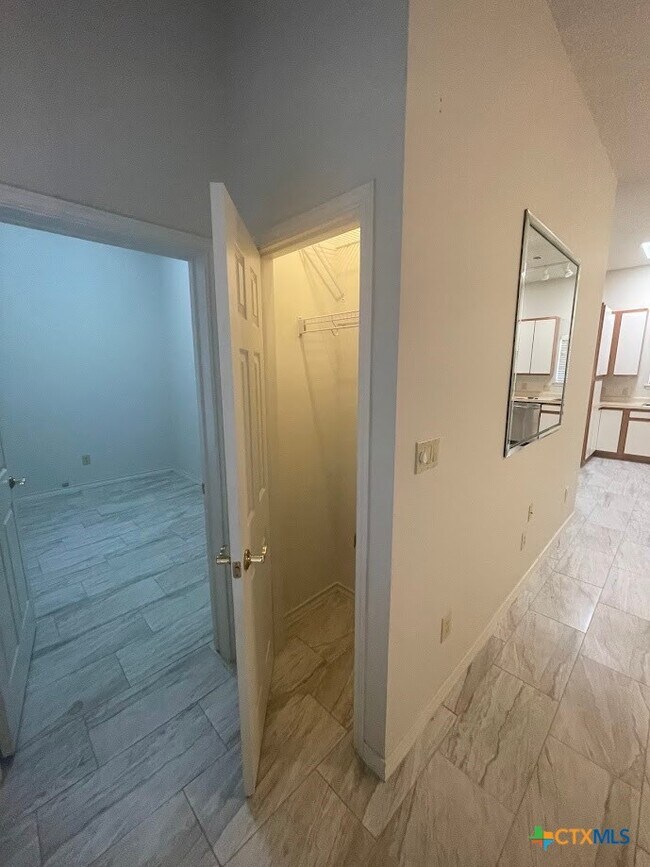 Building Photo - 1375 Canyon Trce