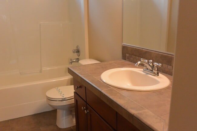 Building Photo - 1365 SE 194th Pl