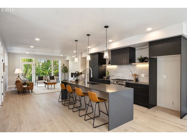 Building Photo - 617 SW Lobelia St