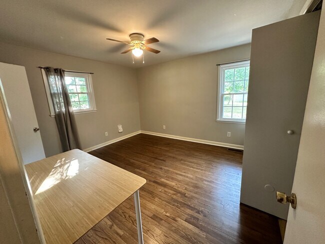 Building Photo - 4018 Dellwood Dr