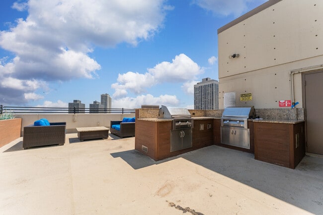 Building Photo - 2754 N Hampden Ct