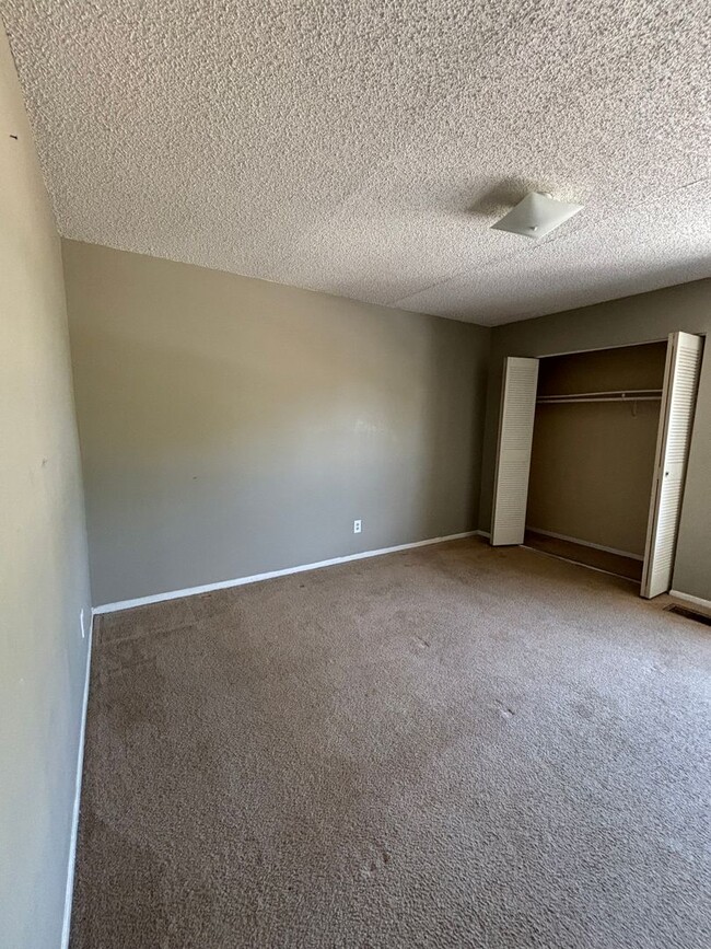 Building Photo - FOR RENT