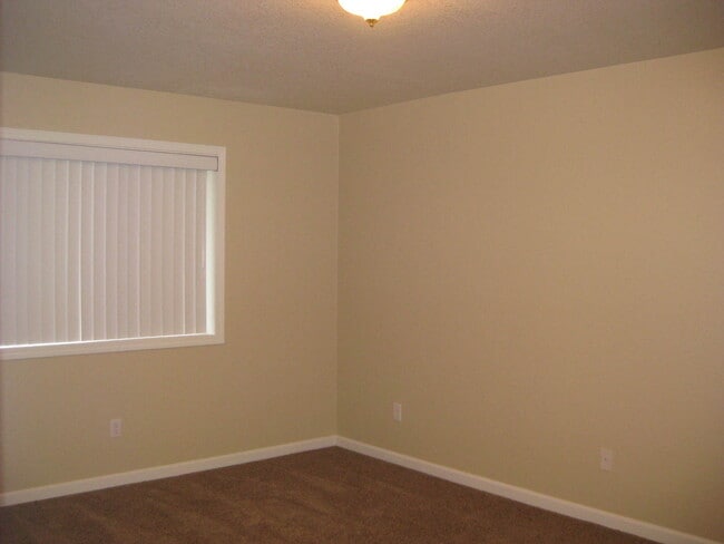 Building Photo - 3 Bedroom 2 Bath Duplex at the end of a Cul-De-Sac