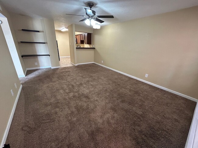 Building Photo - **MOVE IN SPECIAL** ! Beautiful 2 Bedroom ...