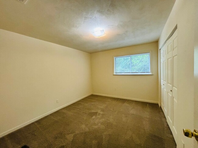 Building Photo - 3 Bedroom 2 Bath Condo