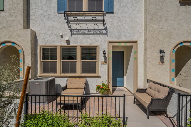 Building Photo - 2629 S Equestrian Dr