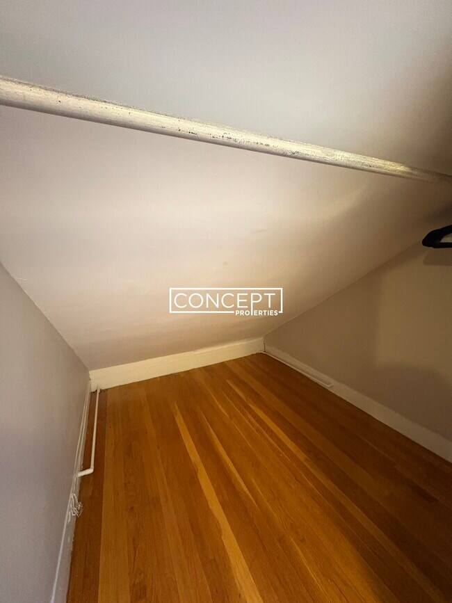 Building Photo - 220 Banks St