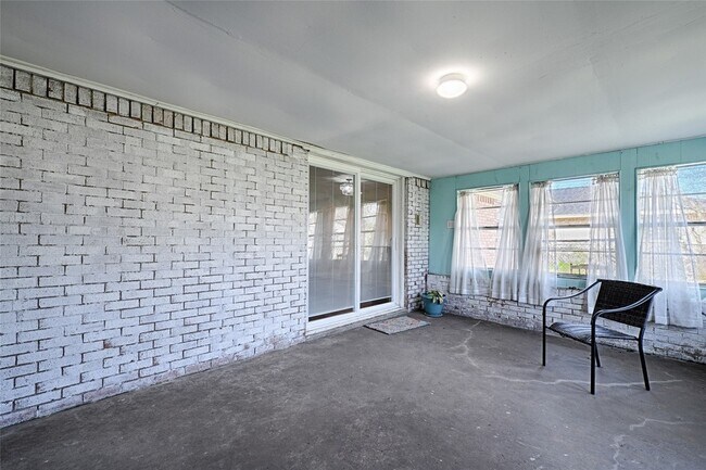 Building Photo - 2504 Burnett Dr