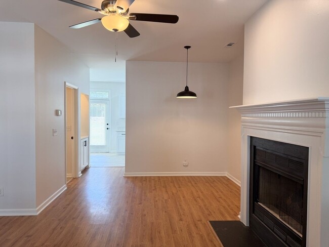 Building Photo - Newly Updated Townhome with Minutes Walk t...