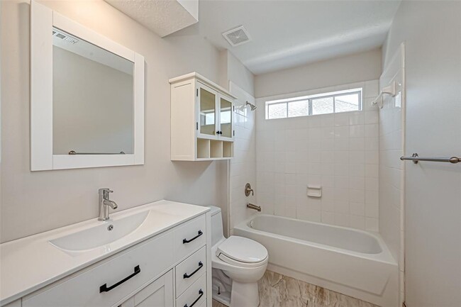 Building Photo - 18 Turtle Creek Manor