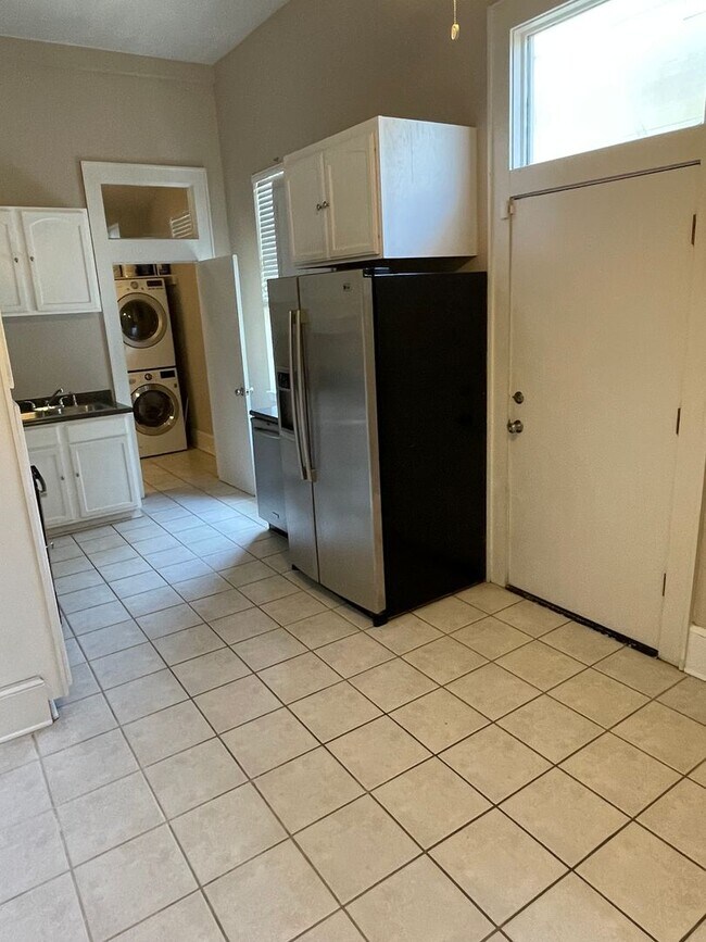 Building Photo - 1BD/1BA Shotgun with Laundry in Unit and Private Courtyard