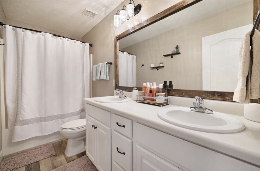 Building Photo - 642 Ken Pilkerton Dr