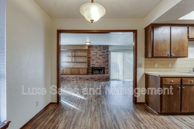 Building Photo - 6004 Paramount Dr