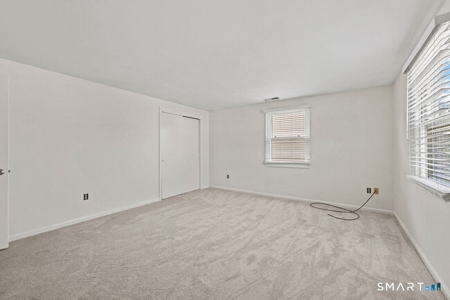 Building Photo - 8 Allspice Ln