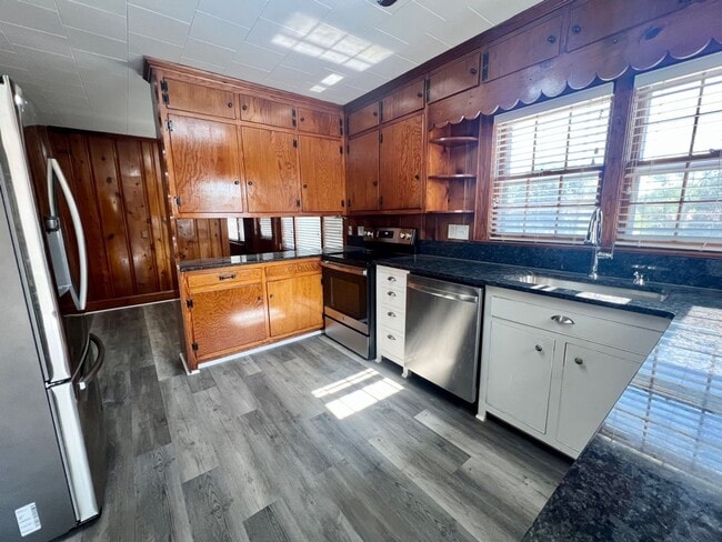 Building Photo - Three to Four bedroom, 2.5 bath Colonial in Graham