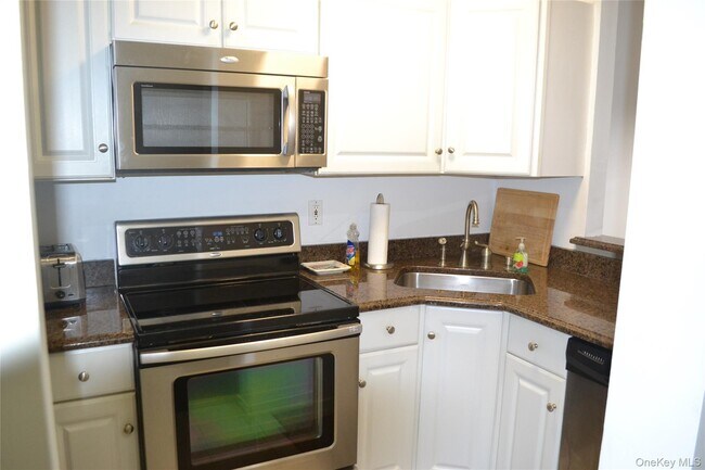 Building Photo - 220 Montauk Hwy