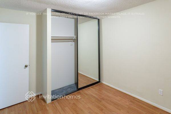 Building Photo - 621 NE Helicon Ln