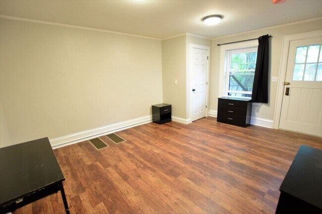 Building Photo - Three Bedroom One Bath