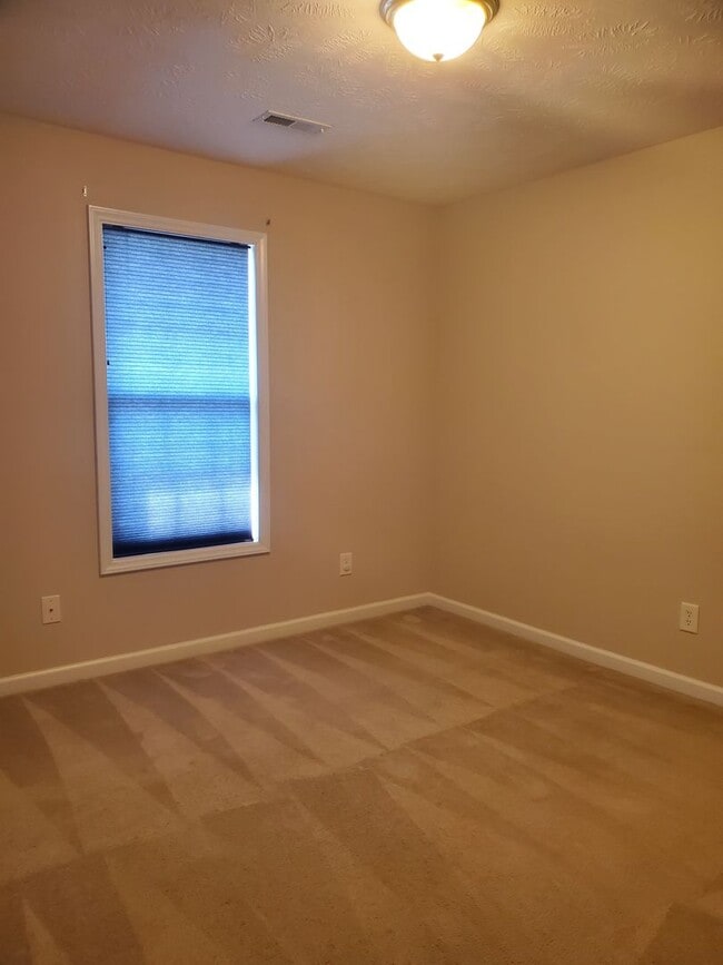 Building Photo - Charming 2 Story Home with Sun-Room!