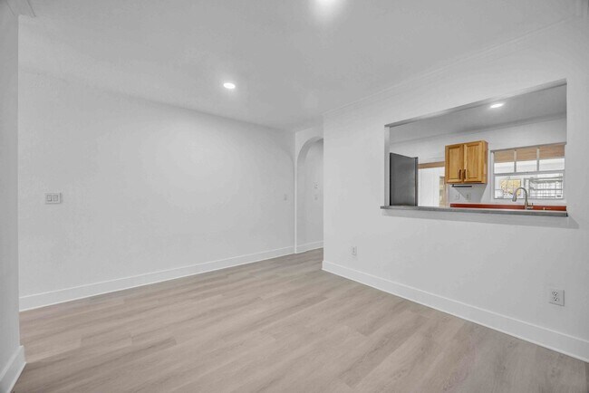 Building Photo - 2 Bedroom and 2.5 Bathroom Townhouse