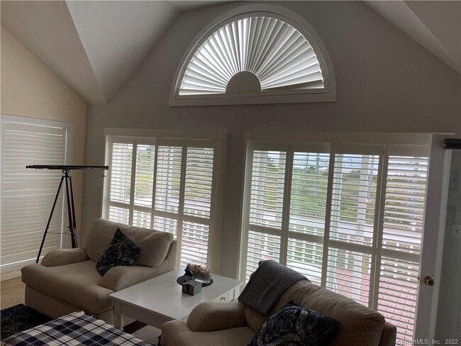 Building Photo - 105 Elm St