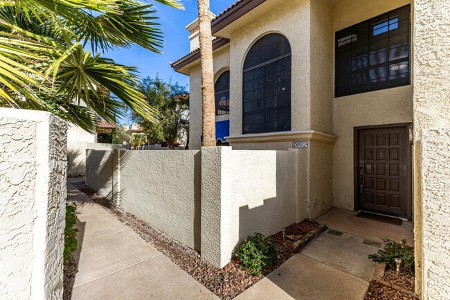 Building Photo - 5002 E Siesta Dr
