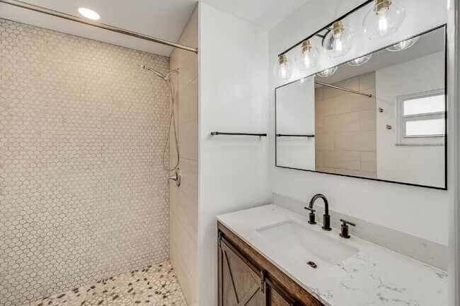 Building Photo - Beautiful 4 bedroom, 2 bathroom in Satellite Beach! NO HOA!!