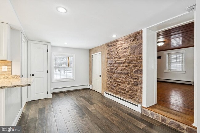 Building Photo - 1687 E Main St