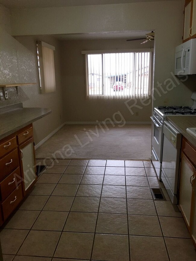 Building Photo - COZY TWO BEDROOM HOME