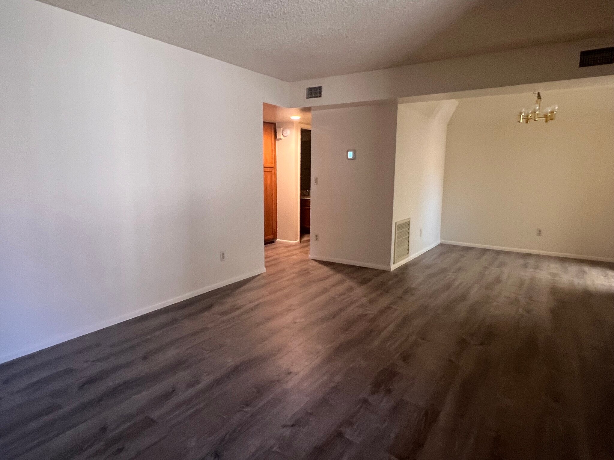 Building Photo - 700 E Mesquite Cir