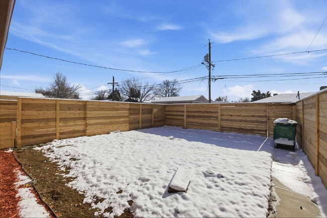 Building Photo - Remodeled 2 Bed 1 Bath in Park Hill!