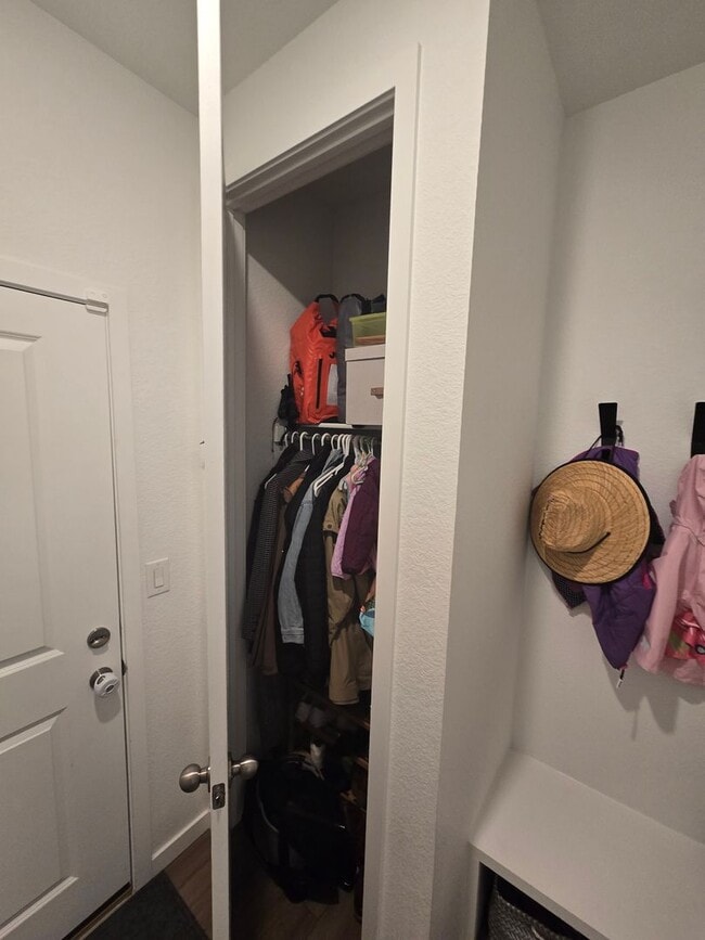 Building Photo - Spacious 4B/3B Available Early April!