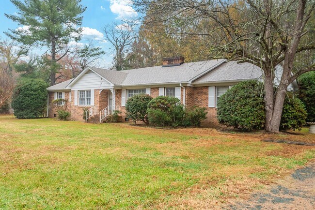 Building Photo - Available 5/9! Charming & Convenient Brick Ranch