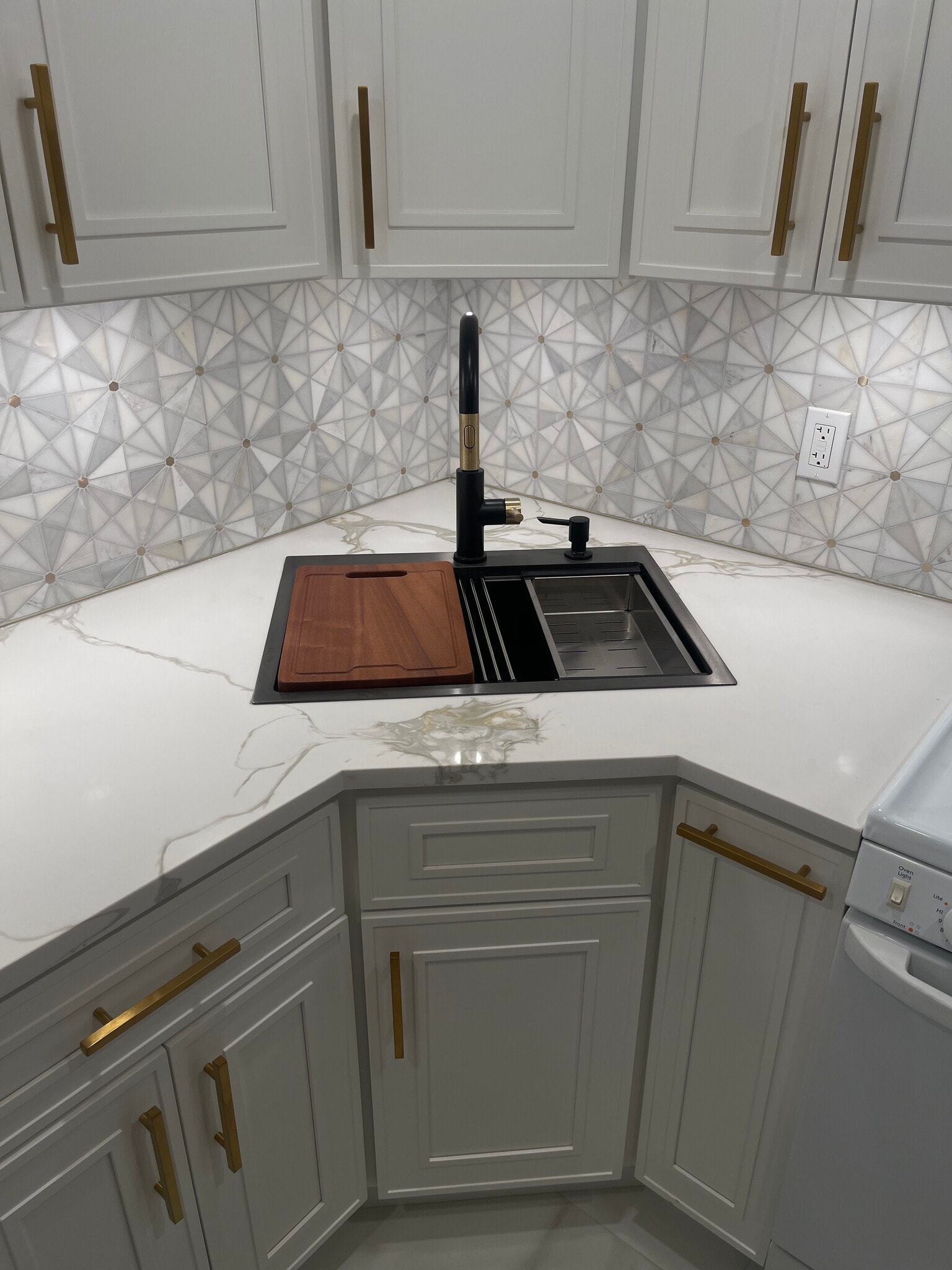Marble kaleidoscope backsplash Quartz counter tops - 46 Hull St