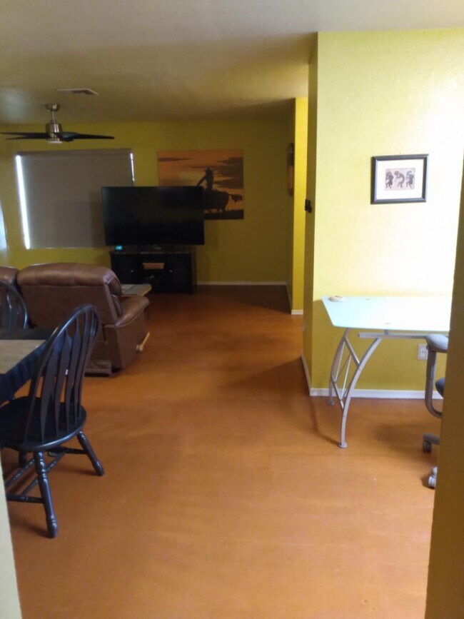 Building Photo - 1327 E Pierce St