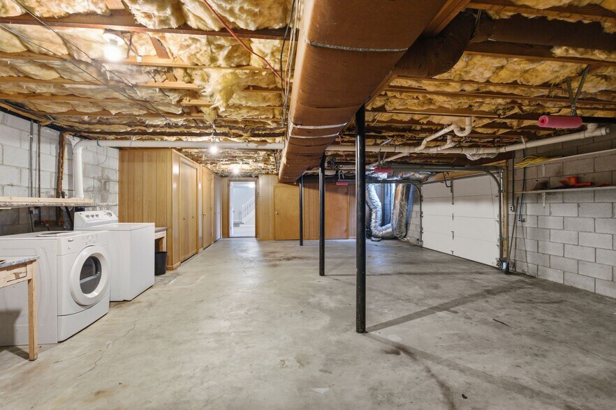 Building Photo - 2614 Edge O Lake Dr