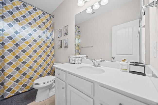 Building Photo - Fully Furnished 3BR Retreat in Riverwalk | Office + Screened Patio