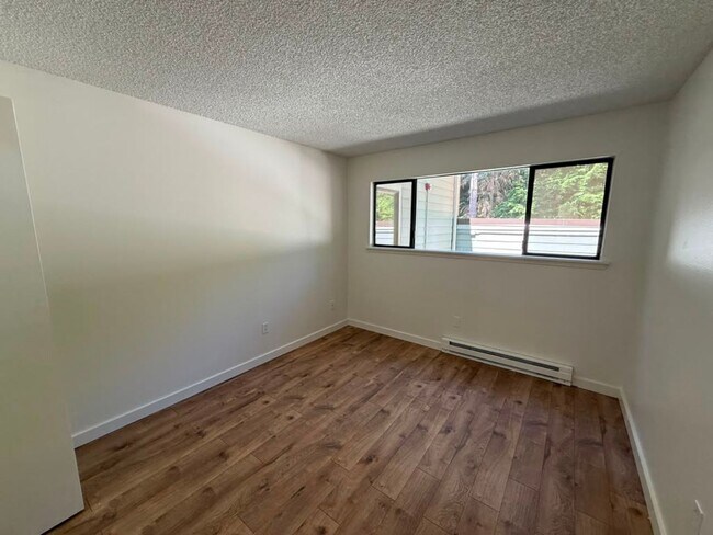 Building Photo - 3 Bed 2 Bath Condo & Pool Access!
