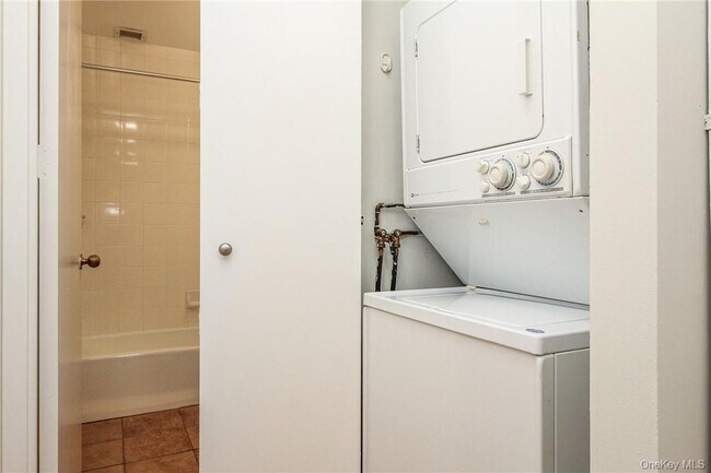 Building Photo - 35 N Chatsworth Ave