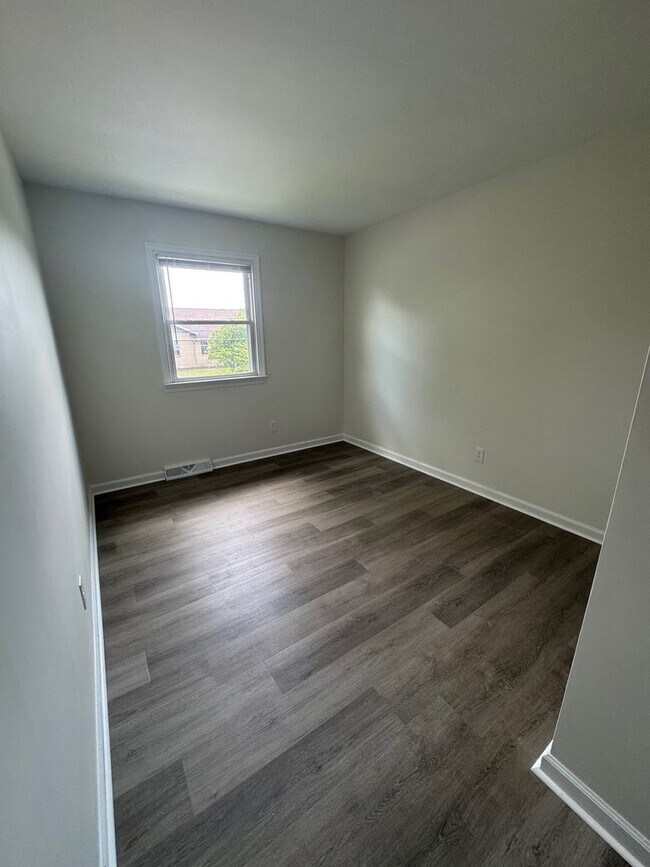 Building Photo - Renovated Townhouse with Fenced Yard