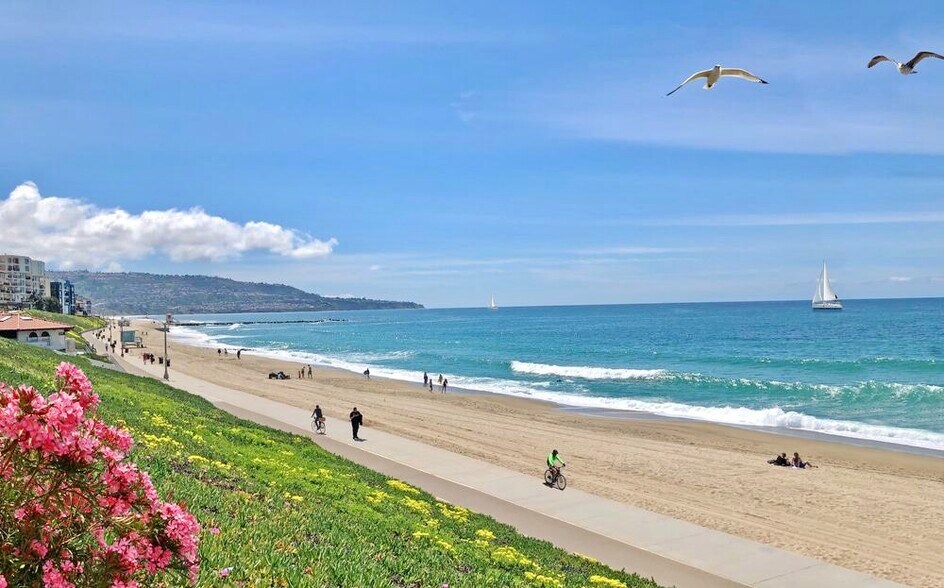 Building Photo - 235 S Pacific Coast Hwy