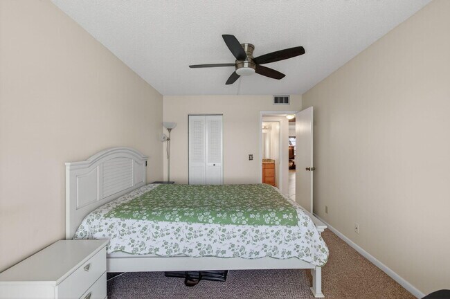 Building Photo - 3038 Hythe A