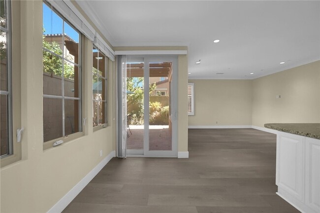 Building Photo - 64 Bianco