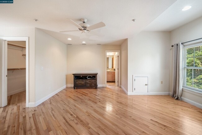 Building Photo - 20 Oak Crest Ln